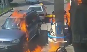 Video: Bật lửa soi xăng và hậu quả kinh hoàng Video: Bật lửa soi xăng và hậu quả kinh hoàng