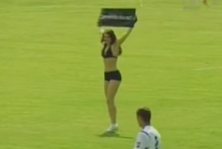Video bóng đá: Người đẹp bikini lao vào sân giữa trận đấu (P1) Video bóng đá: Người đẹp bikini lao vào sân giữa trận đấu (P1)