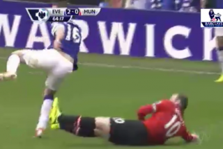 Video bóng đá: Tình huống vào bóng thô bạo của Rooney Video bóng đá: Tình huống vào bóng thô bạo của Rooney
