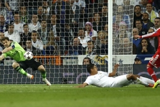 Video bóng đá: Casillas cứu thua không tưởng giúp Real nắm lợi thế đi tiếp Video bóng đá: Casillas cứu thua không tưởng giúp Real nắm lợi thế đi tiếp