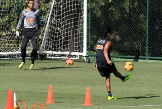 VIDEO: Ronaldinho trình diễn kỹ thuật thượng thừa trên sân tập VIDEO: Ronaldinho trình diễn kỹ thuật thượng thừa trên sân tập
