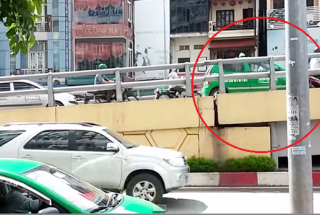 VIDEO: Chiếc taxi lùi xe gây bức xúc trên cầu vượt ở Hà Nội VIDEO: Chiếc taxi lùi xe gây bức xúc trên cầu vượt ở Hà Nội