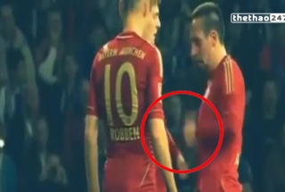 Video hài hước: Cầu thủ Bayern chơi trò oản tủ tì để giành quyền đá phạt Video hài hước: Cầu thủ Bayern chơi trò oản tủ tì để giành quyền đá phạt