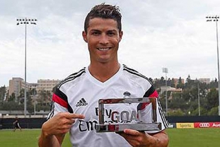 VIDEO: Những hình ảnh đáng chú ý đầu tiên của Ronaldo sau World Cup 2014 VIDEO: Những hình ảnh đáng chú ý đầu tiên của Ronaldo sau World Cup 2014