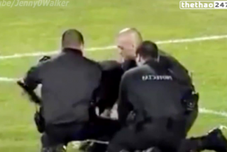 VIDEO: Đánh 1 fan cuồng, nhân viên an ninh bị CĐV tràn vào sân trả đũa VIDEO: Đánh 1 fan cuồng, nhân viên an ninh bị CĐV tràn vào sân trả đũa