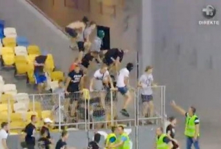 VIDEO: CĐV miền Đông Ukraine gây náo loạn trận đấu Champions League VIDEO: CĐV miền Đông Ukraine gây náo loạn trận đấu Champions League