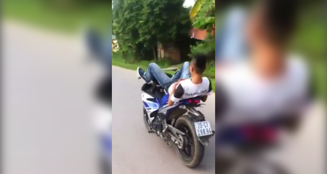 VIDEO: Thanh niên nằm ngửa, lái xe máy bằng 2 chân ở Thái Nguyên VIDEO: Thanh niên nằm ngửa, lái xe máy bằng 2 chân ở Thái Nguyên