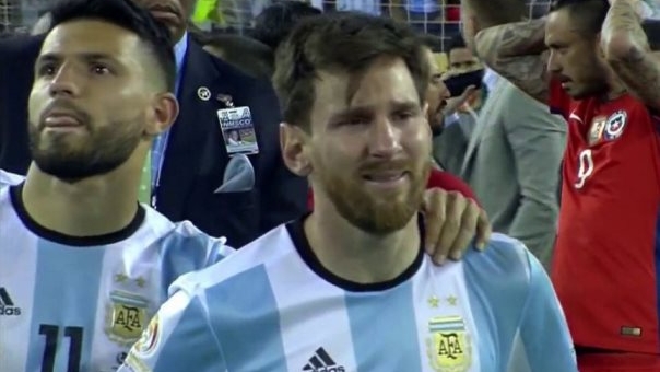 VIDEO: Messi khóc nức nở trong lễ trao giải Copa America VIDEO: Messi khóc nức nở trong lễ trao giải Copa America
