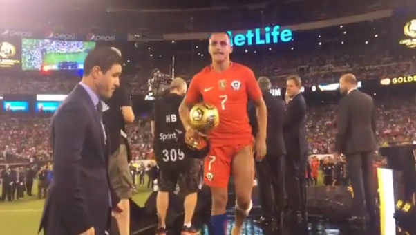 VIDEO: Phong cách nhận giải có 1 không 2 của Alexis Sanchez VIDEO: Phong cách nhận giải có 1 không 2 của Alexis Sanchez