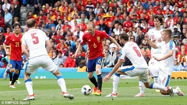 Những pha xử lý bóng mãn nhãn tại Euro 2016 Những pha xử lý bóng mãn nhãn tại Euro 2016