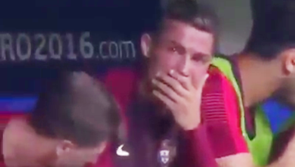 Hình ảnh Ronaldo khóc nức nở khi Bồ Đào Nha ghi bàn ở chung kết Euro Hình ảnh Ronaldo khóc nức nở khi Bồ Đào Nha ghi bàn ở chung kết Euro