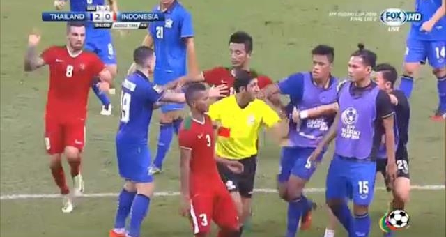Hành động không đẹp khiến cầu thủ Indonesia phải nhận thẻ đỏ trực tiếp Hành động không đẹp khiến cầu thủ Indonesia phải nhận thẻ đỏ trực tiếp