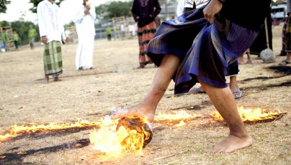 Bóng lửa, một trong những môn thể thao điên rồ nhất thế giới Bóng lửa, một trong những môn thể thao điên rồ nhất thế giới