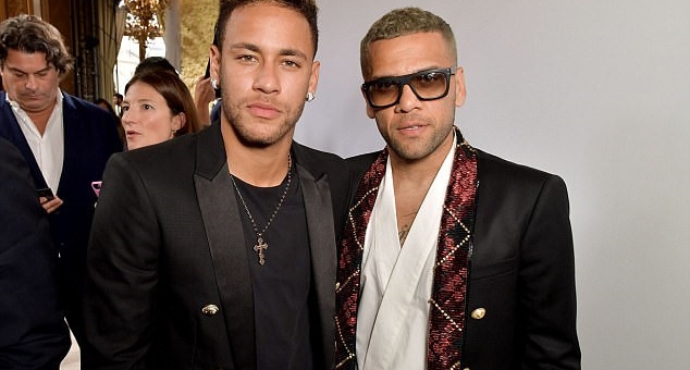 VIDEO: D. Alves cùng Neymar sải bước tự tin trên sàn Catwalk VIDEO: D. Alves cùng Neymar sải bước tự tin trên sàn Catwalk