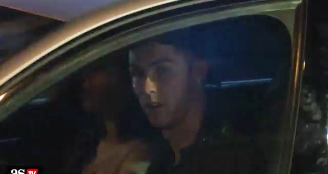VIDEO: Ronaldo vượt đèn đỏ ngay trước mặt cảnh sát VIDEO: Ronaldo vượt đèn đỏ ngay trước mặt cảnh sát