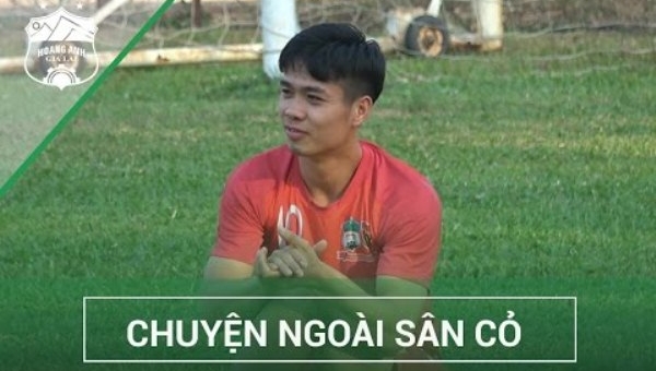 VIDEO: Công Phượng trổ tài vật tay siêu khỏe VIDEO: Công Phượng trổ tài vật tay siêu khỏe