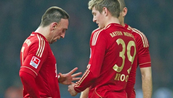 VIDEO: Kroos, Ribery giành quyền đá phạt bằng cách chơi oẳn tù tì VIDEO: Kroos, Ribery giành quyền đá phạt bằng cách chơi oẳn tù tì