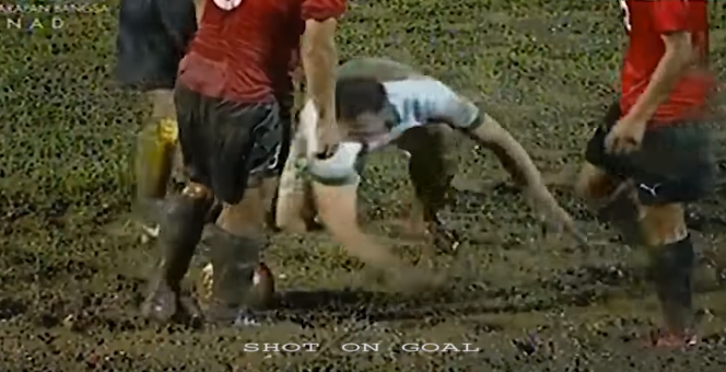 Tình huống sút pen siêu lầy lội của cầu thủ Indonesia vs Mông Cổ Tình huống sút pen siêu lầy lội của cầu thủ Indonesia vs Mông Cổ
