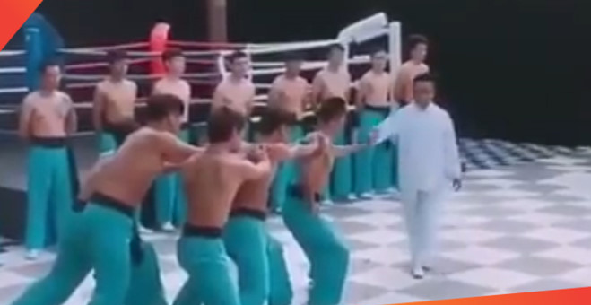VIDEO: Võ sư 'điện giật' bị knock out thê thảm trên khán đài VIDEO: Võ sư 'điện giật' bị knock out thê thảm trên khán đài