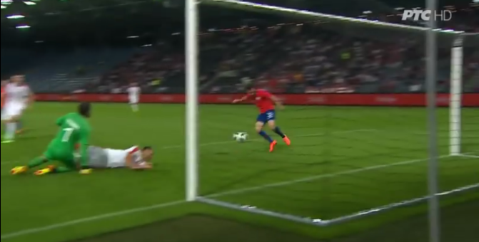VIDEO: Pha bỏ lỡ không tưởng của tiền đạo Chile vs Serbia VIDEO: Pha bỏ lỡ không tưởng của tiền đạo Chile vs Serbia
