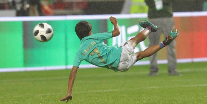 VIDEO: Ronaldo và con trai biểu diễn ấn tượng sau trận gặp Algeria VIDEO: Ronaldo và con trai biểu diễn ấn tượng sau trận gặp Algeria