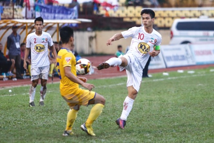 Công Phượng bị tố đá xấu trong trận gặp SLNA. Ảnh: Internet SLNA 2-0 HAGL, HAGL,công phượng, hlv nguyễn quốc tuấn, bầu đức, đội bóng phố núi, v-league, v-league 2017, bóng đá việt nam, tin tức v-league