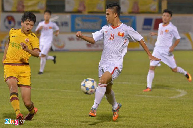 U19 Việt Nam (áo trắng) nhận thất bại đáng tiếc trước U19 Gwangju. Ảnh: Zing.vn U19 Việt Nam vs U19 Gwangju, truc tiep U19 Việt Nam vs U19 Gwangju, U19 Việt Nam 0-1 U19 Gwangju, kết quả U19 Việt Nam 0-1 U19 Gwangju, tỷ số U19 Việt Nam 0-1 U19 Gwangju