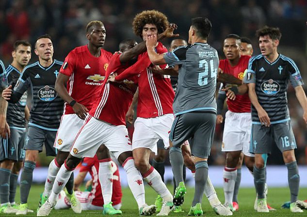Bailly dính thẻ đỏ vì bóp cổ đối thủ MU 1-1 Celta Vigo,Eric Bailly, Europa League,man utd, MU, mourinho, chung kết Europa League,thẻ đỏ