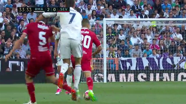 Ronaldo có hành vi không đẹp với sao Sevilla Ronaldo,Real, Real madrid, Real madrid 4-1 Sevilla, la liga, ronaldo đánh người,nacho