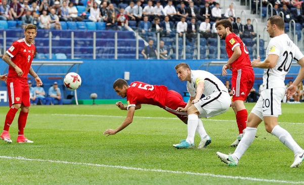 Nga (áo đỏ) thi đấu vượt trội nhà vô địch châu Đại Dương New Zealand Nga vs New Zealand, Nga 2-0 New Zealand, ty so Nga 2-0 New Zealand, ket qua Nga 2-0 New Zealand