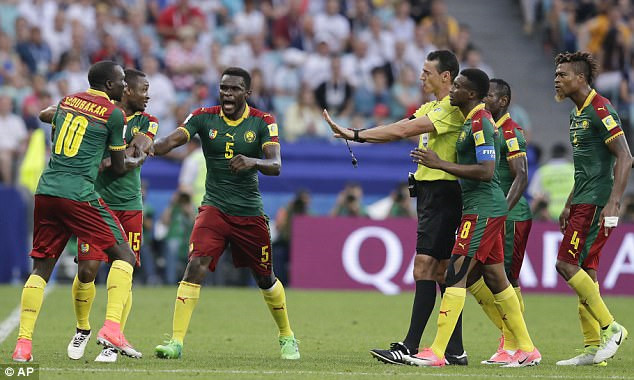 Tuy nhiên, trọng tài lại lầm tưởng số 15 Sebastien Siani là 'thủ phạm' Sebastien Siani,Ernest Mabouka,Cameroon,Confed Cup 2017, đuổi nhầm cầu thủ, trọng tài, Wilmar Roldan,