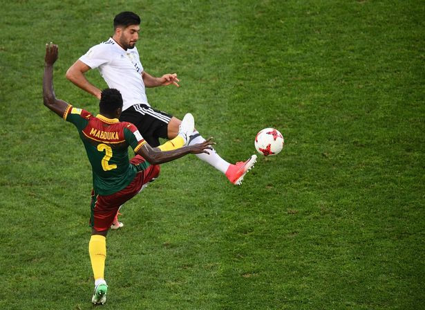 Tình huống Mabouka phạm lỗi với cầu thủ Đức Sebastien Siani,Ernest Mabouka,Cameroon,Confed Cup 2017, đuổi nhầm cầu thủ, trọng tài, Wilmar Roldan,