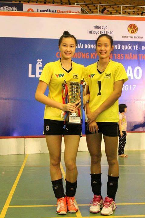 Dương Thị Hên ( số 1 ) giành danh hiệu MVP của giải đấu khi mới 19 tuổi
