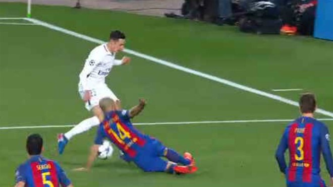 Hình ảnh cho thấy Mascherano đã để bóng chạm tay trong vòng cấm Barca 6-1 PSG, ket qua Barca 6-1 PSG, ti so Barca 6-1 PSG, video ban thang Barca 6-1 PSG, cup c1, cup c1 chau au