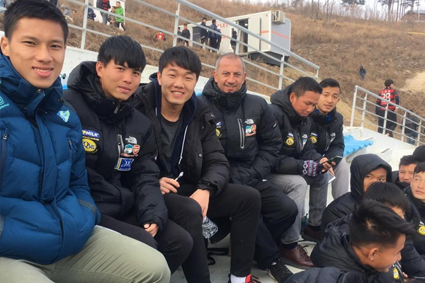 Thầy trò HLV Graechen cùng Xuân Trường cổ vũ Gangwon Thầy trò HLV Graechen cùng Xuân Trường cổ vũ Gangwon