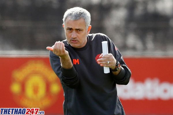 HLV Mourinho vui mừng sau trận thắng của Man Utd HLV Mourinho vui mừng sau trận thắng của Man Utd