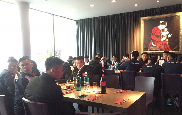 Các thành viên U20 Việt Nam ăn phở truyền thống tại Đức Các thành viên U20 Việt Nam ăn phở truyền thống tại Đức