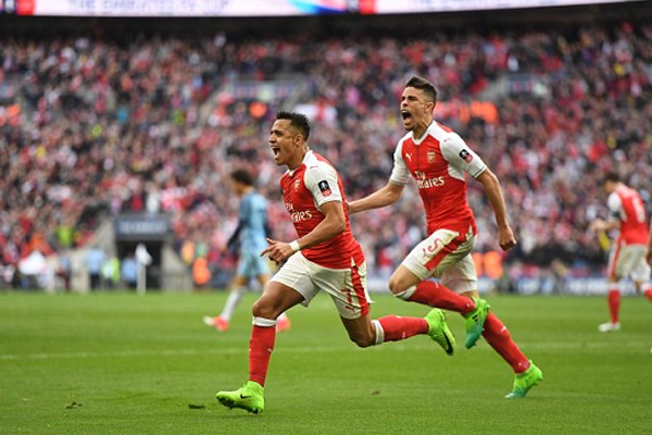 Sanchez ăn mừng bàn thắng vào lưới Man City Sanchez ăn mừng bàn thắng vào lưới Man City