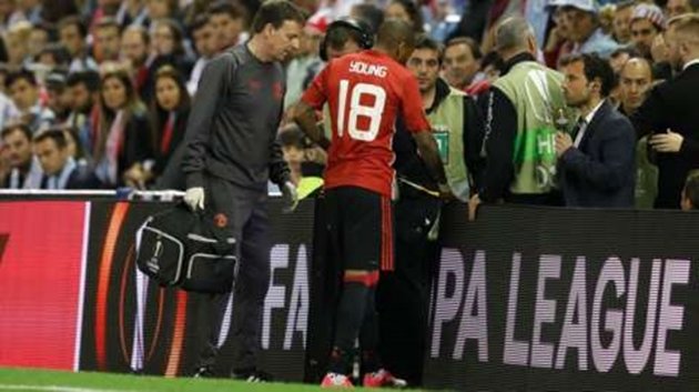 Mùa giải 2016/17 chính thức khép lại với Ashley Young Europa League, tin tức Europa League, bóng đá Anh, Ashley Young, Young chấn thương