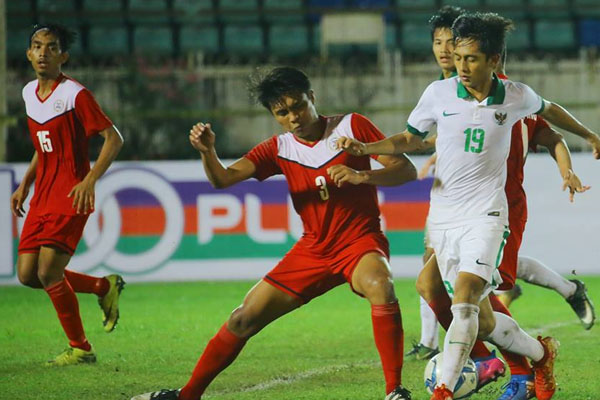 U18 Indonesia (áo trắng) thắng đậm Philippines U18 Indonesia (áo trắng) thắng đậm Philippines