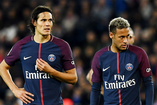 Căng thẳng trên sân cỏ, Neymar tranh đá penalty với Cavani Căng thẳng trên sân cỏ, Neymar tranh đá penalty với Cavani
