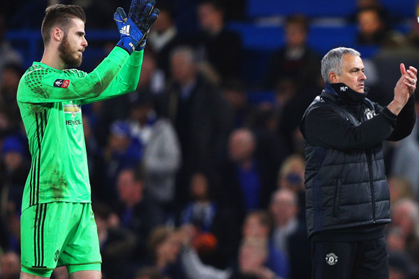 De Gea và Mourinho cùng dội gáo nước lạnh về phía Real. Ảnh: Getty Images.