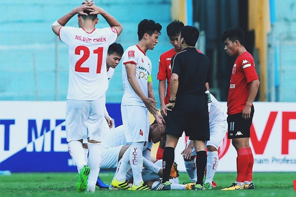 Đồng đội bàng hoàng trước chấn thương của Văn Hào Văn Hào chấn thương, Viettel, sao U23 Việt Nam chấn thương, Văn Hào chấn thưowng kinh hoàng, hạng Nhất quốc gia