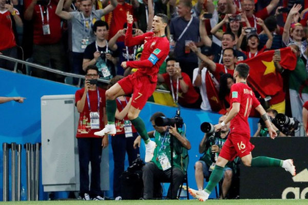 Quốc kỳ Việt Nam xuất hiện trong khoảnh khắc Ronaldo ăn mừng hattrick Quốc kỳ Việt Nam, Ronaldo ăn mừng hat-trick, Bồ Đào Nha, Ronaldo, Tây Ban Nha, Bồ Đào Nha 3-3 Tây Ban Nha