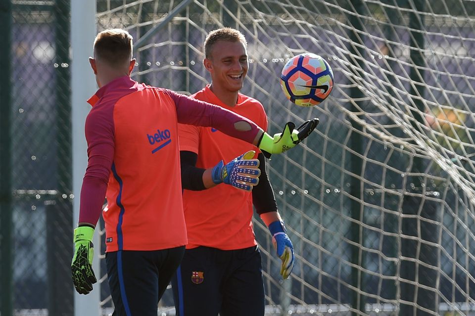 Cillessen sẽ ra đi nếu không thể cạnh tranh với ter - Stegen Cillessen