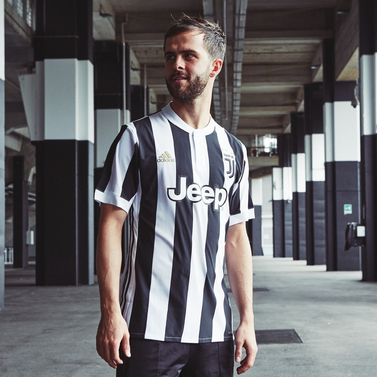 Pjanic bảnh trai trong bộ cánh mới Juventus