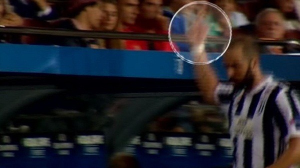 Higuain đã giơ ngón tay giữa lên nhắm vào các CĐV Barcelona ? Higuain