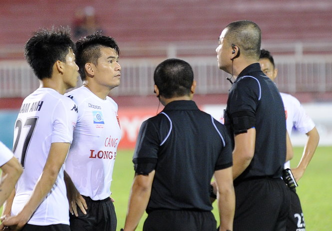 Trọng tài tiếp tục là vấn đề nổi cộm của V-League 2017 vpf, long an, trong tai vleague, vleague, long an bi phat nang, vff phat long an