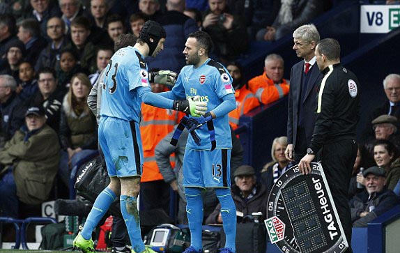 Petr Cech rời sân sau khi dính chấn thương