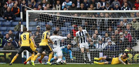 Kanu ghi bàn trong một tình huống lộn xộn trong vòng cấm Arsenal